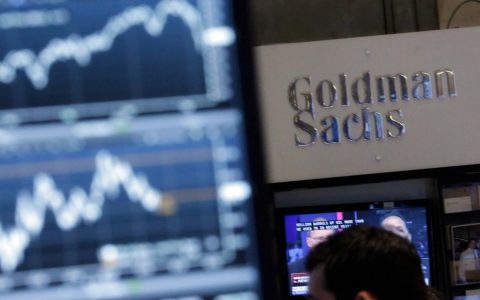 Earns Goldman Sachs